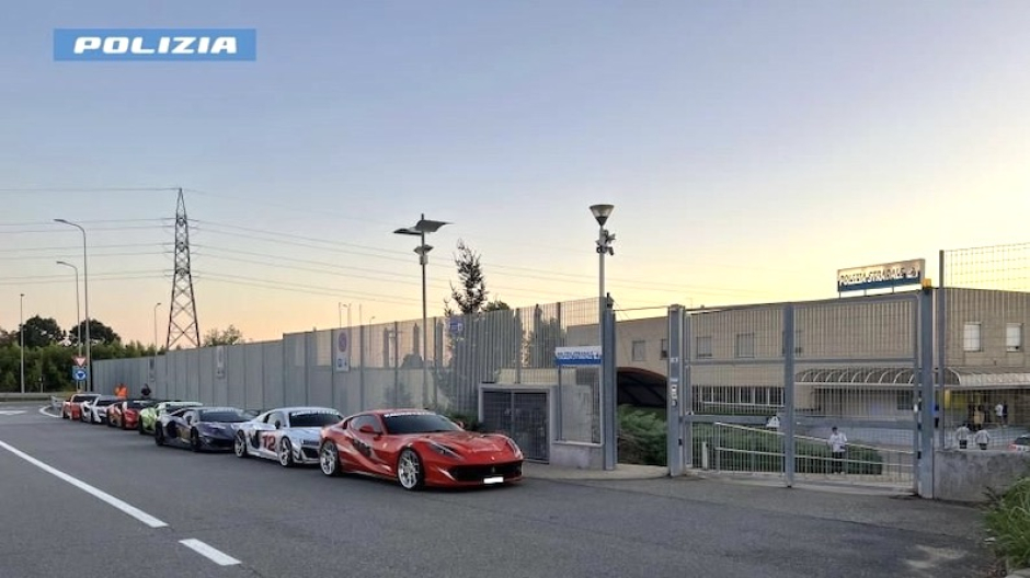 Sfida in autostrada con Lamborghini e Ferrari a 230 km/h: fermati dalla Polizia