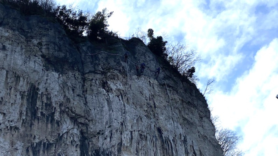 Arona, riprende messa in sicurezza parete rocciosa della Rocca. Viabilità modificata