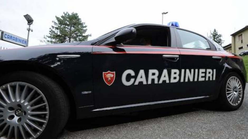 La visita è in ritardo e se la prende con due dottoresse