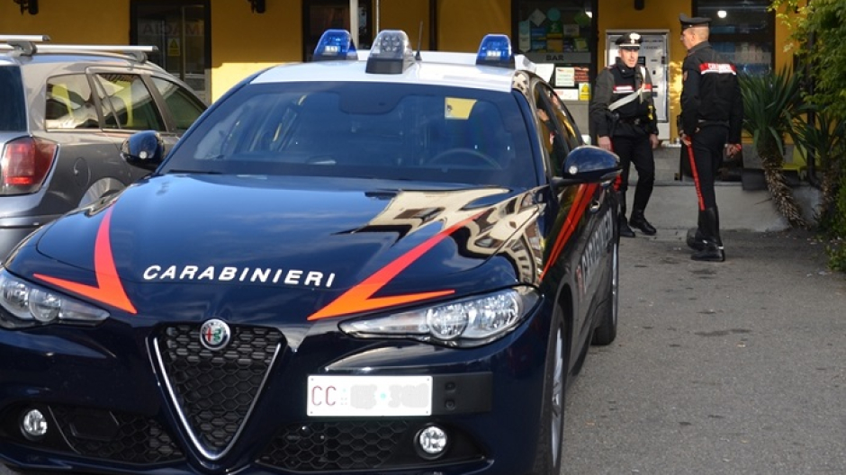 Callabiana: il camion passa e gli rovina il balcone
