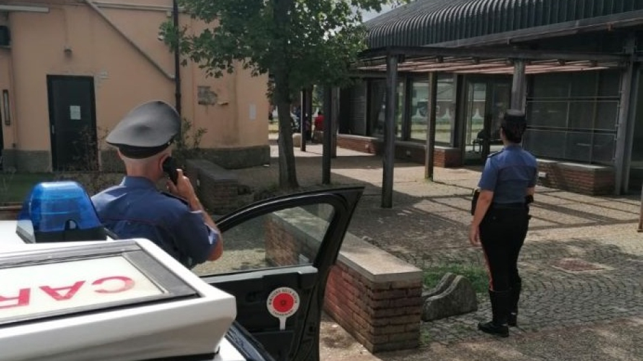 Bimbe emozionate nel sedersi sulla Gazzella dei carabinieri