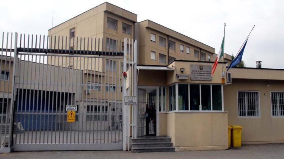 Disordini in carcere a Biella: detenuto sale sul tetto per protesta