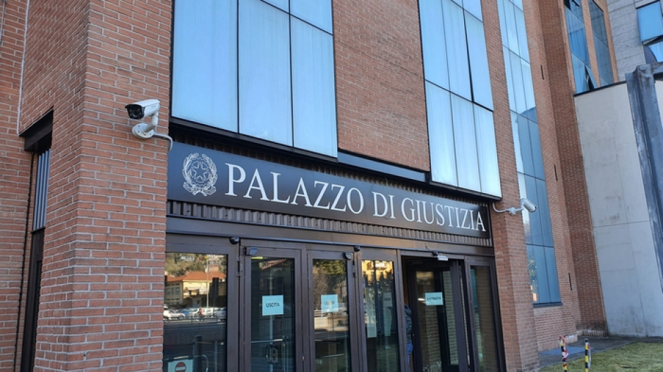 L’imputato sconfessa il suo difensore e il Tribunale lo solleva dall’incarico