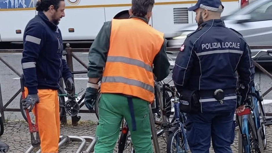 Novara, zona stazione: rimosse biciclette abbandonate
