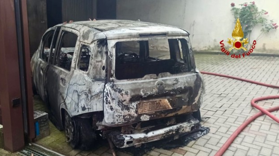 Auto in fiamme a Masserano
