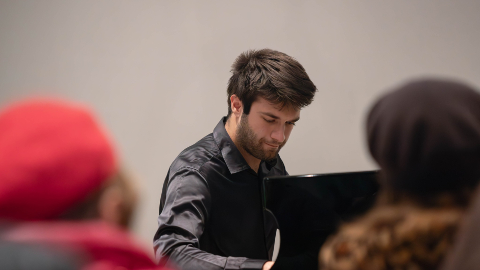 Amir Salhi in concerto a Domodossola: viaggio tra Scarlatti, Chopin e Musorgskij