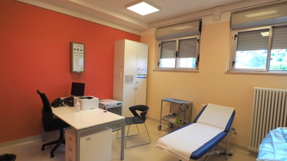 Nuovi arredi per l'ambulatorio di Scopello