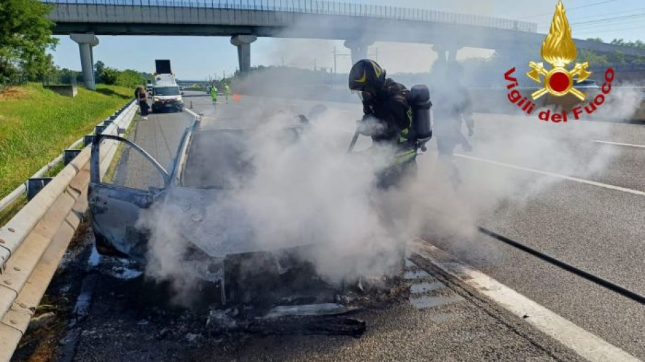 Auto in fiamme sulla A4 all'altezza di Carisio
