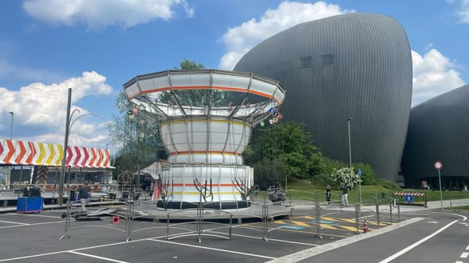 I baracconi tra teatro e biblioteca: è polemica