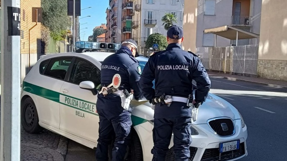 Toccata da un'auto in transito: indagine a Biella