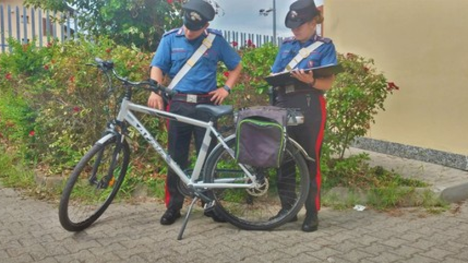 Ciclista prende a pugni il cofano di un'auto