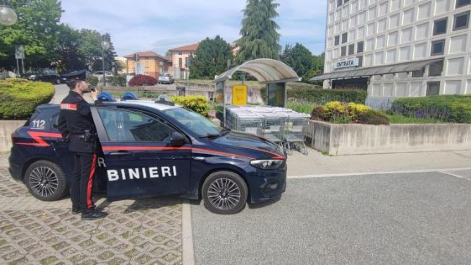 Rubano liquori e tentano la fuga