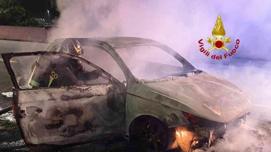Auto a fuoco ad Alice Castello