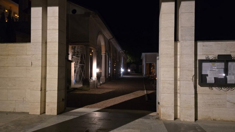 Il cancello è guasto: anziana bloccata di notte al cimitero e salvata dai pompieri