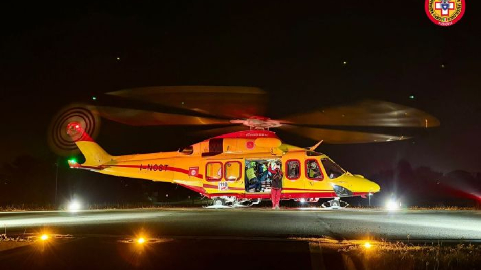 Bloccato di notte in cresta con il proprio cane