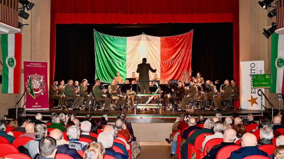 Attesa per il concerto della fanfara della Brigata Alpina Taurinense