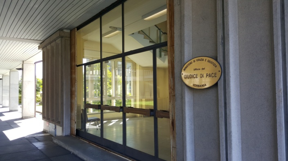 L’operaio vince dal giudice contro il Comune (che paga) per i rifiuti mal conferiti