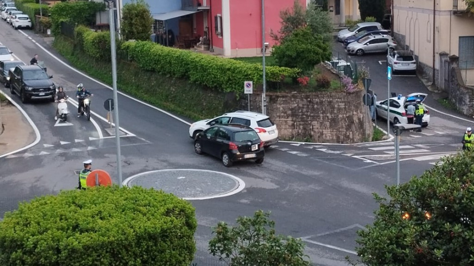 Incidente alla nuova rotonda di Zoverallo: traffico e code