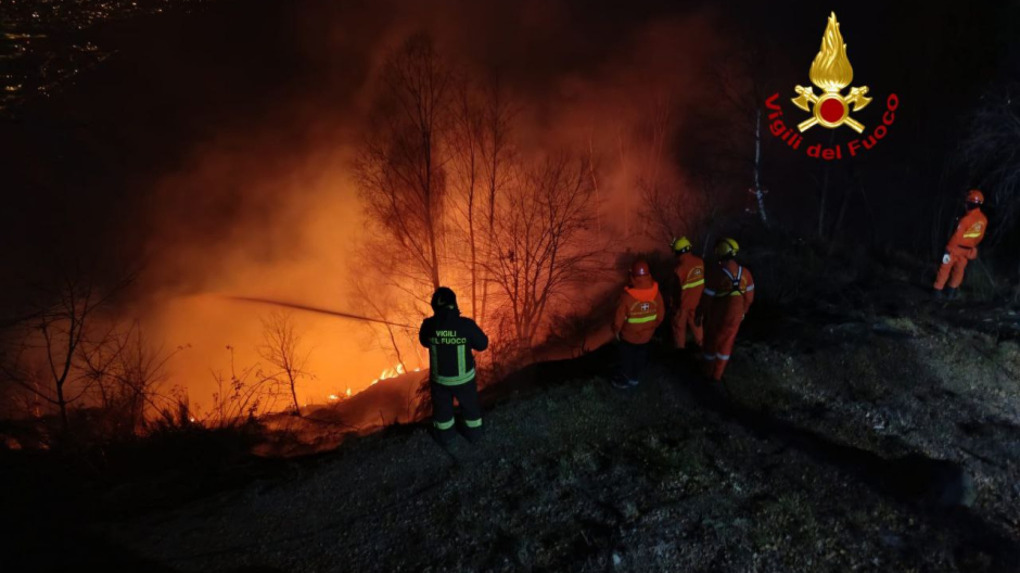Canadair in azione a Crevoladossola: bruciati 25 ettari di bosco