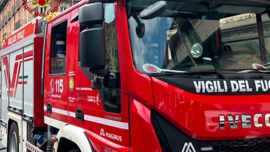 Scontro a Casale Corte Cerro: auto si ribalta e danneggia tubatura del gas