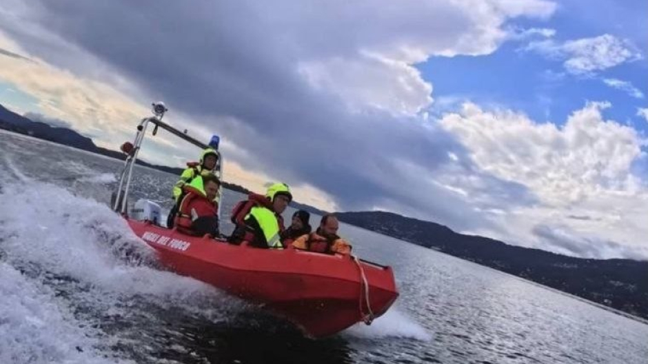In balia del vento davanti ai Castelli di Cannero: salvati quattro surfisti tedeschi