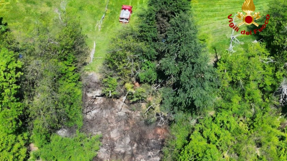 Spento dopo una notte di lavoro l'incendio nei boschi di Brovello Carpugnino