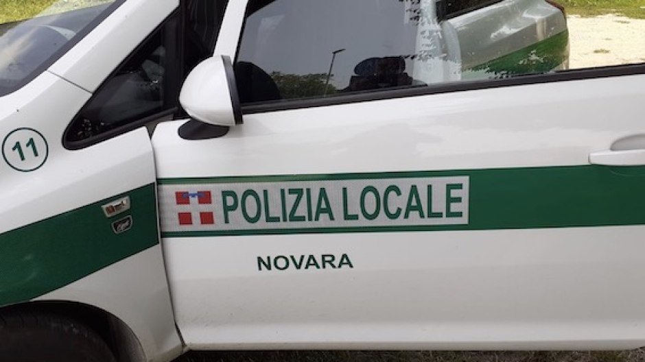 Novara, agenti della Polizia Locale salvano donna finita in un canale