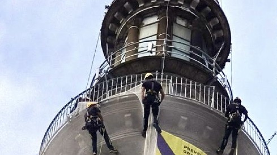 Novara, iniziata la rimozione del ponteggio abbandonato sulla guglia della Cupola