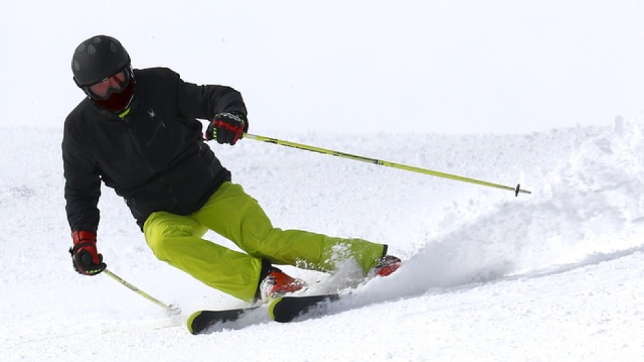 Casco obbligatorio per tutti sulle piste da sci. Rischio multe e ritiro skipass
