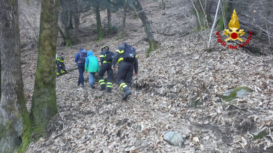 Carnevale in montagna, padre e figlio di 10 anni si perdono nel bosco