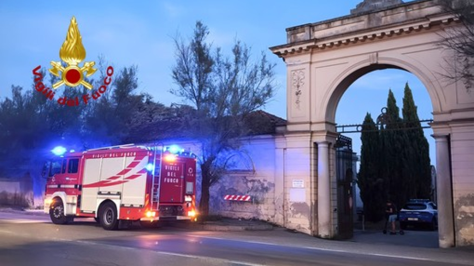 Paracadutista atterra al cimitero di Vercelli: portata in ospedale