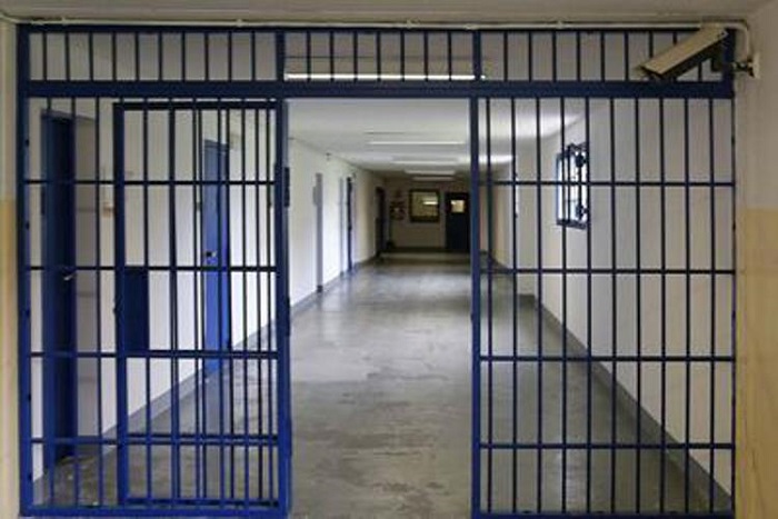 Detenuto tenta di scappare dal tetto del carcere