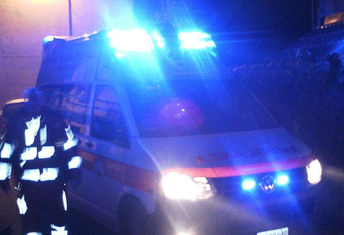 Incidente, si cappotta auto di servizio con due vigili del fuoco. Portati al Dea