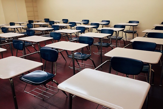 scuola aula banchi copia